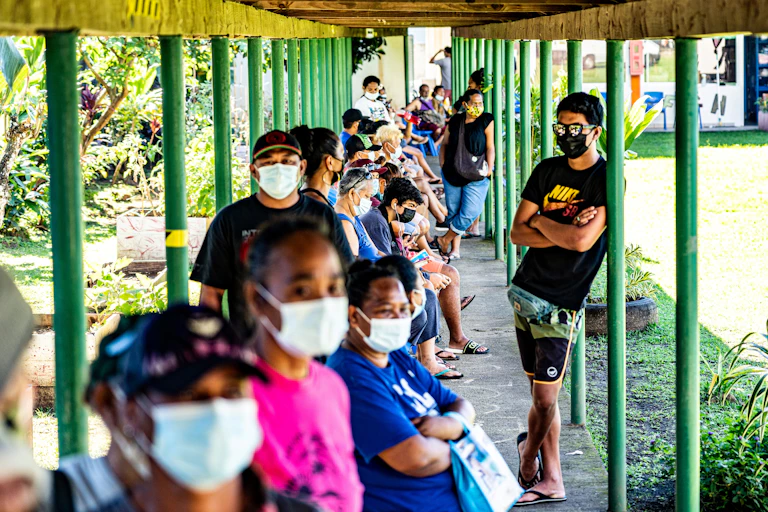 Des habitants de la commune d'Hitiaa attendent leur tour devant un centre de vaccination sur l'île de Tahiti en Polynésie le 8 septembre 2021. 2021.