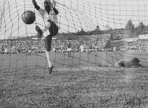 Melihat karir Pelé di luar lapangan: melawan diktator dan rasialisme di Brasil