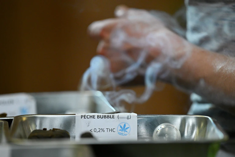 Photographie de produits à base de CBD présentés sur un stand durant le premier salon commercial consacré à cette substance organisé à Paris, en mai 2022.
