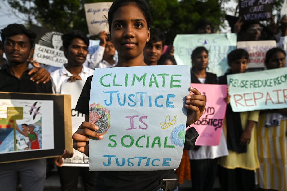 Une jeune femme manifeste pour le climat en Inde fin 2022