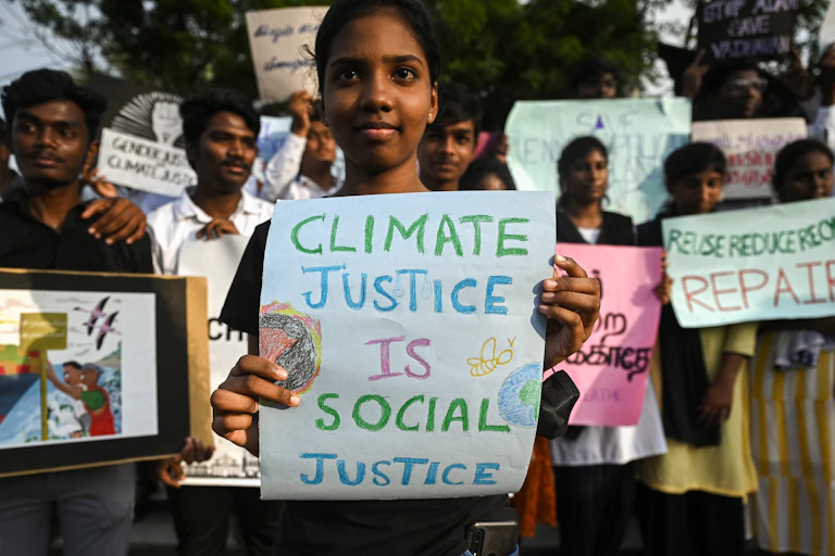 Une jeune femme manifeste pour le climat en Inde fin 2022