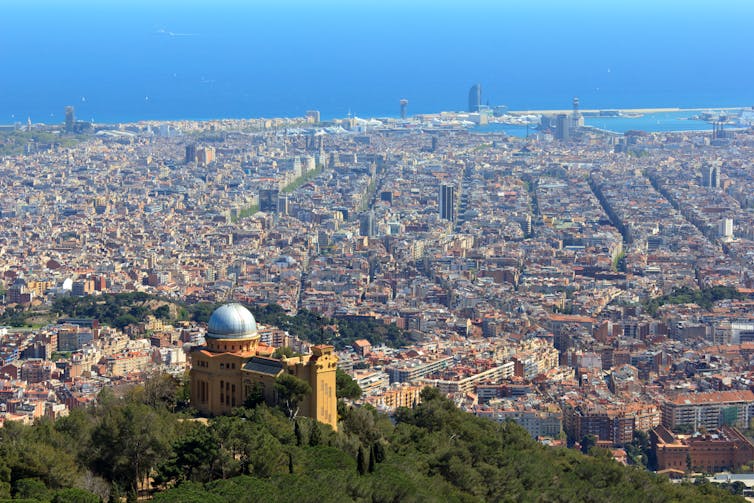 El Observatorio Fabra en una colina con la ciudad de Barcelona al fondo.