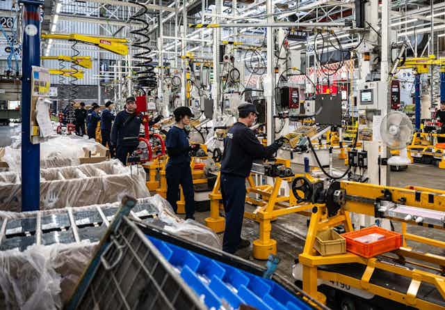 Des opérateurs travaillent dans l'atelier de batteries de l'usine de voitures Stellantis à Hordain, dans le nord de la France, le 27 octobre 2022.