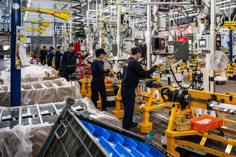 Des opérateurs travaillent dans l'atelier de batteries de l'usine de voitures Stellantis à Hordain, dans le nord de la France, le 27 octobre 2022.