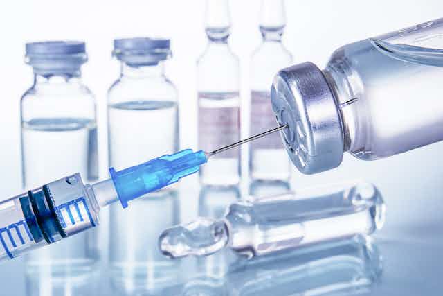 Unlabelled vaccines ampoules and syringe