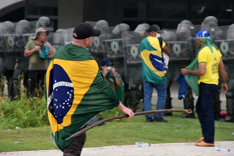 Partisans de Bolsonaro face à des forces de police anti-émeute
