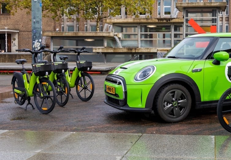 Voiture électrique et vélos électriques