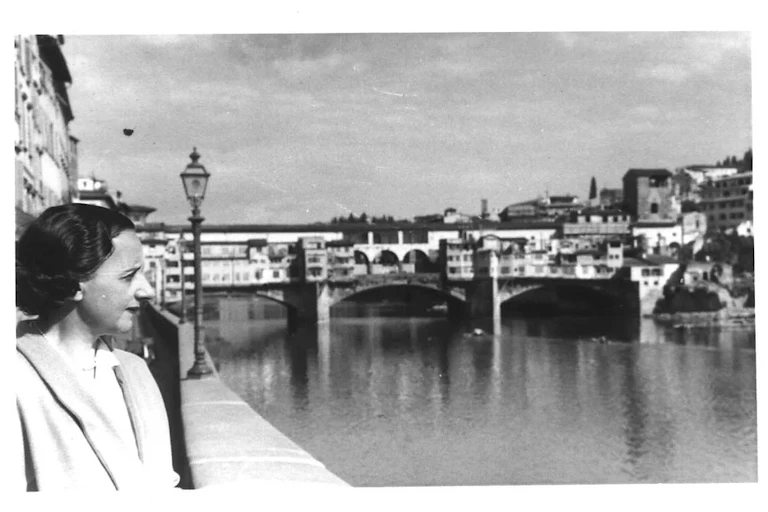 Mujer mirando al río en Florencia.