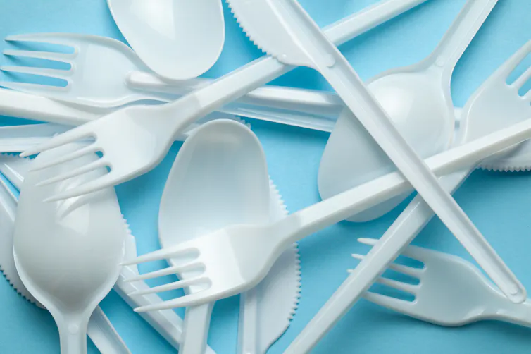 Sendok garpu plastik merusak lingkungan.