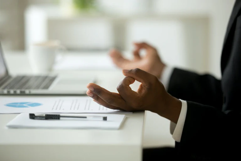 Homme méditant au travail