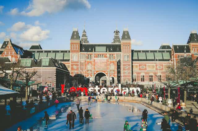 Decenas de turistas pasean por una zona de visita obligada en Ámsterdam.