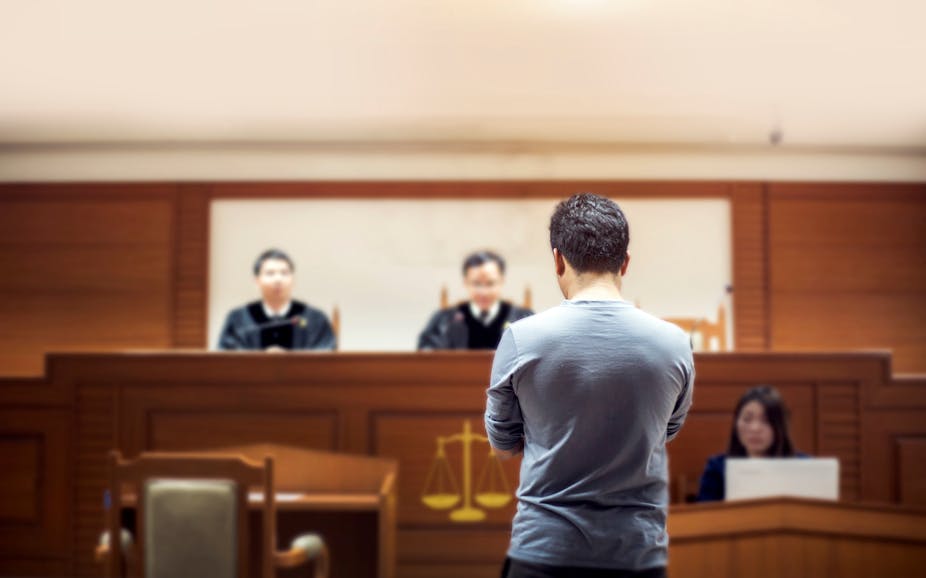 Un homme au tribunal devant ses juses