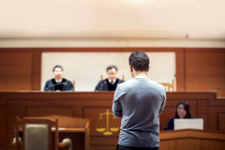 Un homme au tribunal devant ses juses