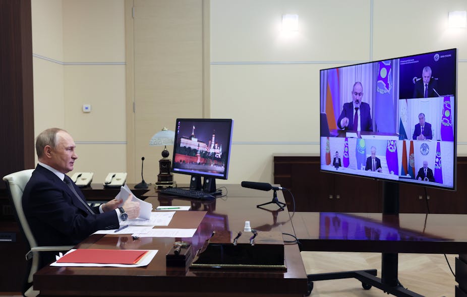 Vladimir Poutine parlant en visiioconférence à plusieurs autres chefs d'État