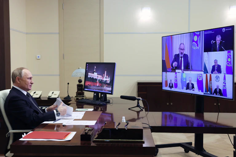 Vladimir Poutine parlant en visiioconférence à plusieurs autres chefs d'État