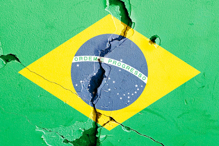 Bandera de Brasil sobre muro agrietado