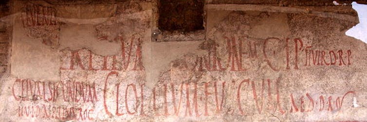 Inscripción romana en una pared de Pompeya.