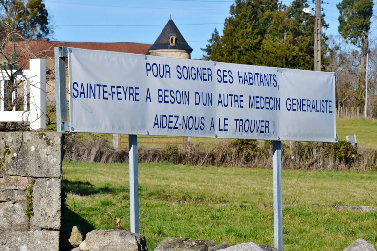 Panneau à l'entrée de Ste-Feyre "besoin d'un autre médecin généraliste"