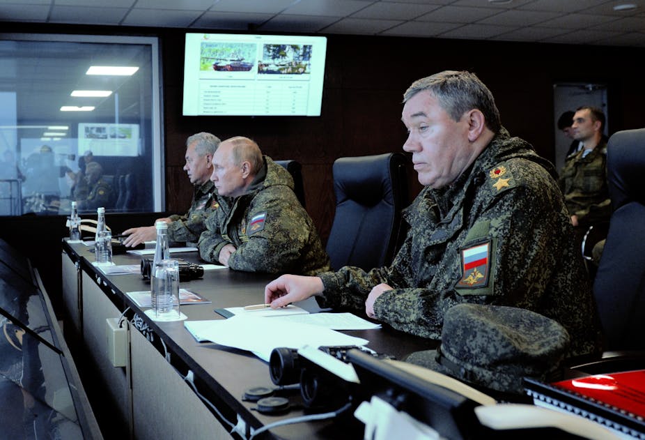 Valéri Guerassimov, Vladimir Poutine et Sergueï Choïgou dans une salle de commandement