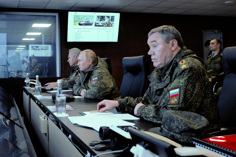 Valéri Guerassimov, Vladimir Poutine et Sergueï Choïgou dans une salle de commandement