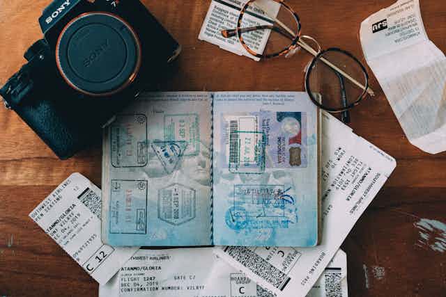 Passeport tamponné et billets d'avion
