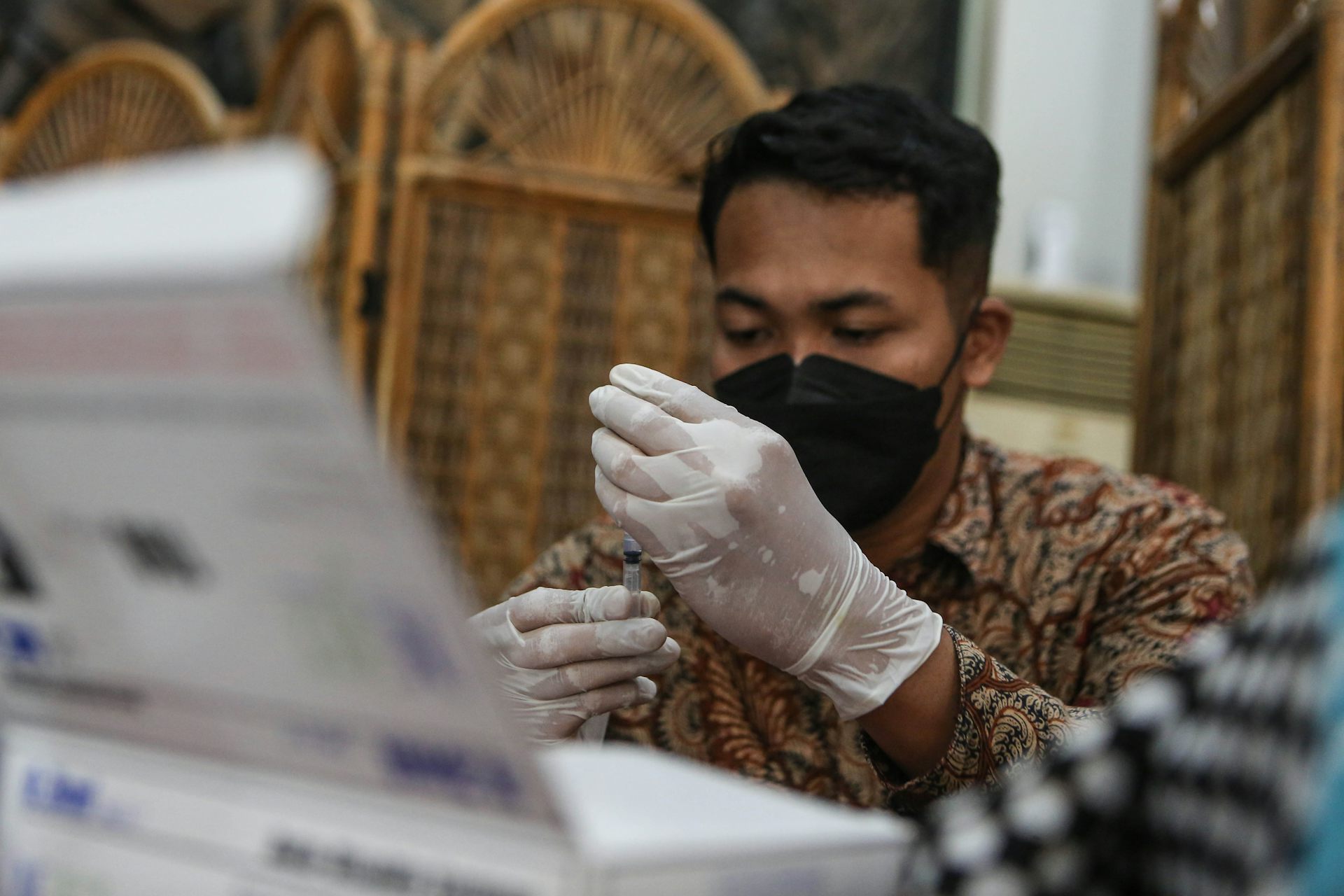 Riset: Takut &ldquo;hukuman&rdquo; administratif, salah satu pendorong terbesar kelompok rentan ikut vaksinasi COVID