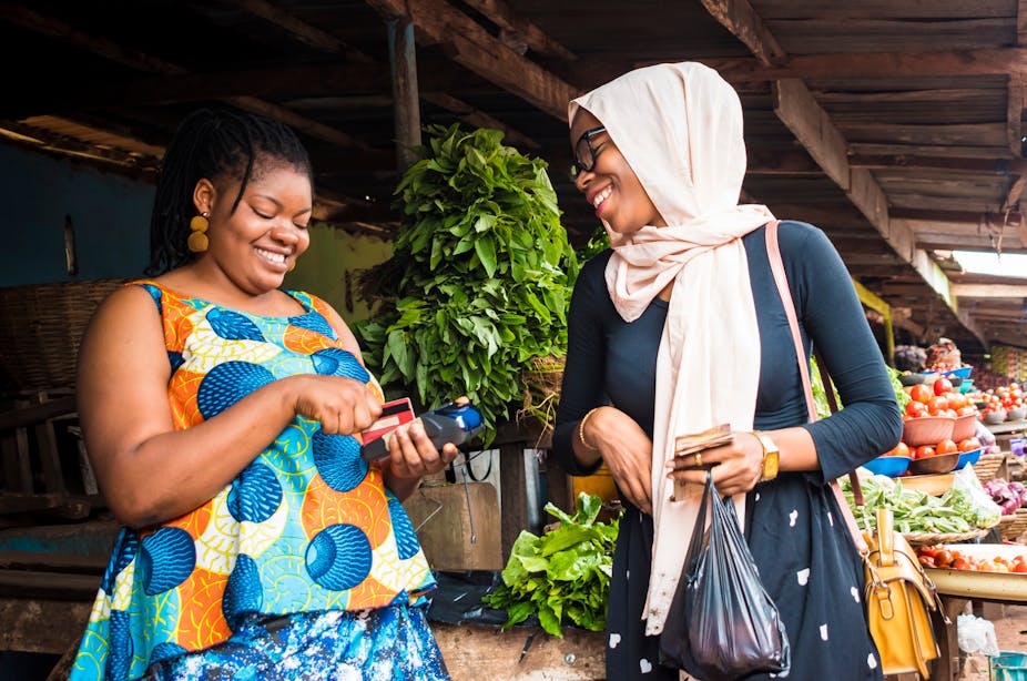 Deux femmes sur un marché en Afrique