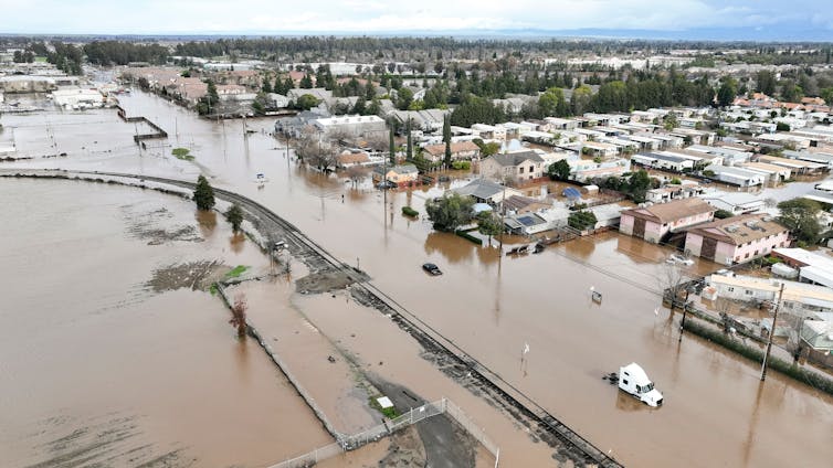 غمرت المياه جميع الشوارع وشبه نصف السيارات وجلس السيارات عالقة في الماء.
