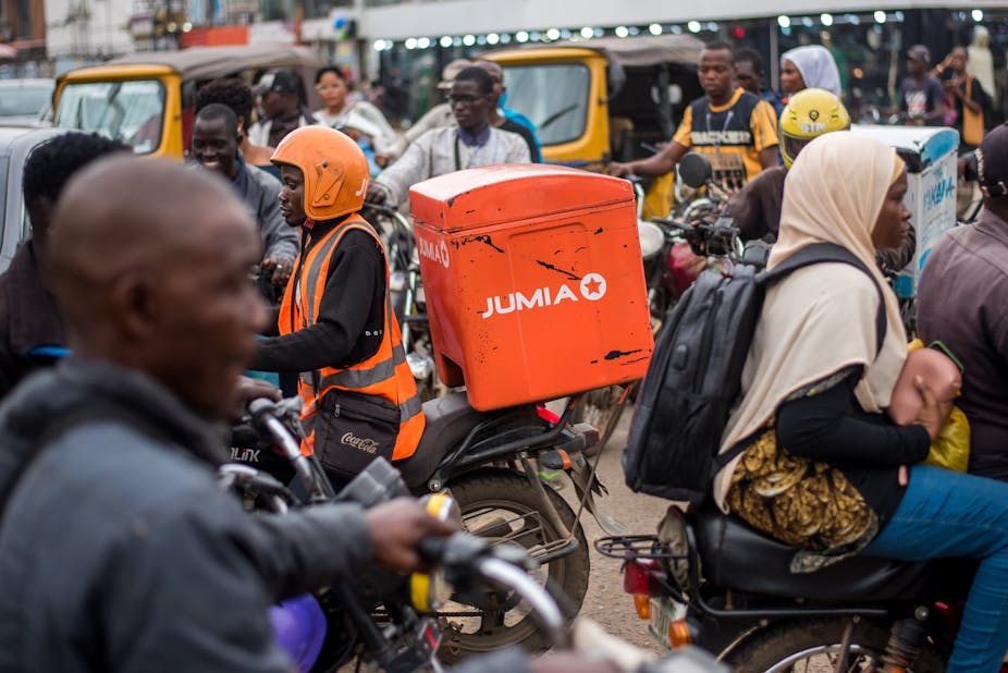 Piétons, motards et voitures dans Lagos