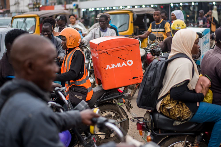 Piétons, motards et voitures dans Lagos