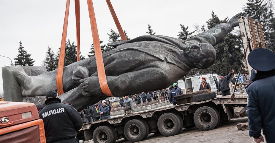 Statue de Lénine enlevée par des grues