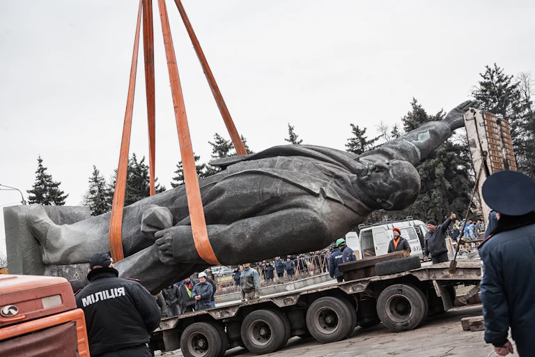 Statue de Lénine enlevée par des grues