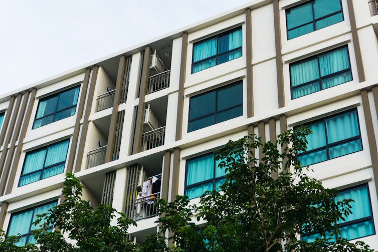 Vue extérieure d’un immeuble à condos
