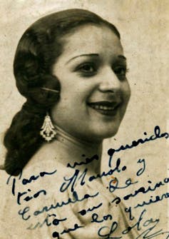 Fotografía de una mujer en blanco y negro.