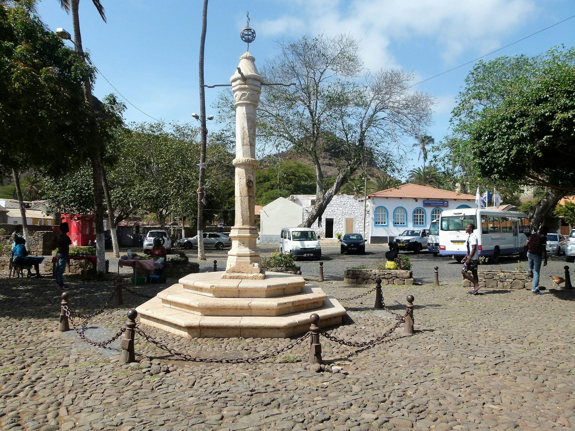 Ribeira Grande était une cité cosmopolite où débarquèrent les esclaves, avec le pilori (XVIᵉ siècle) symbole du pouvoir, Cidade Velho, Santiago