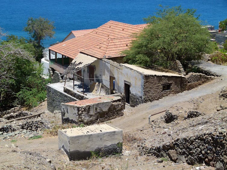 Dans les ruines de certaines fazendas, la spéculation immobilière fait rage. Casa Ferro, Tarrafal do Monte Trigo, Santo-Antão
