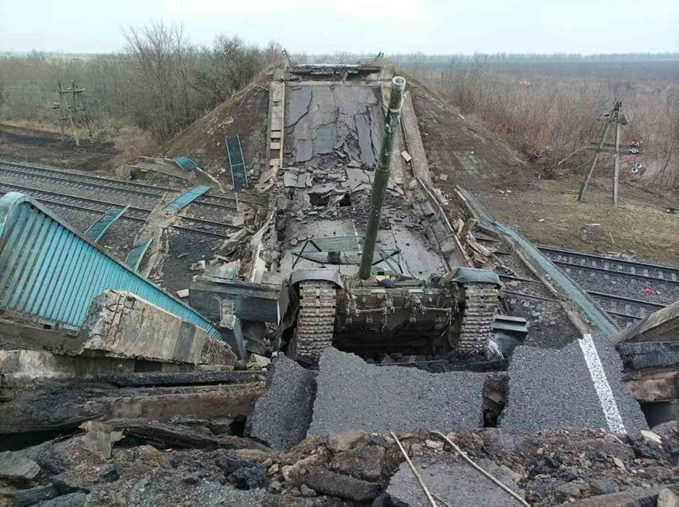 На границе с украиной уничтожено. Взорвали мост. Разрушенный мост. Взрыв моста с техникой. Разрушенные мосты на Украине.