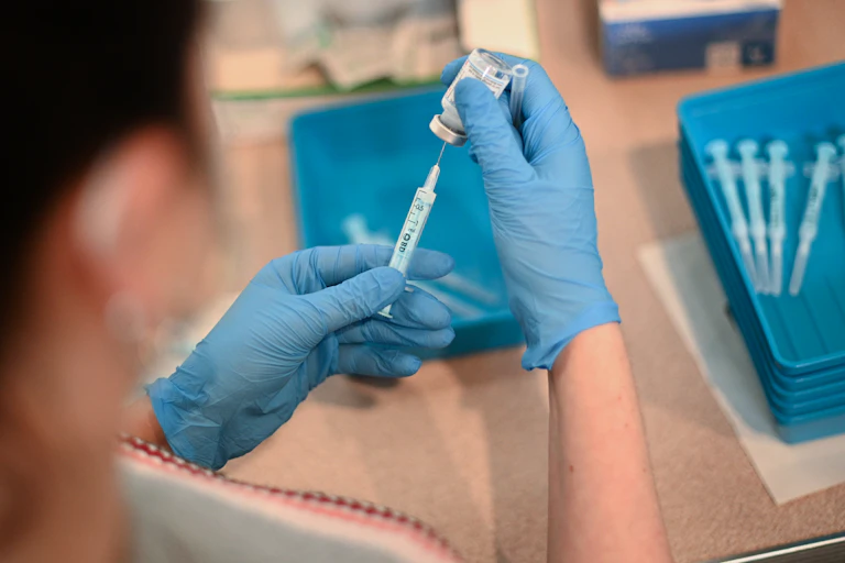 Photo d’une soignante en train de préparer des doses du vaccin anti-Covid-19 de Moderna, à St John's Church, à Londres.