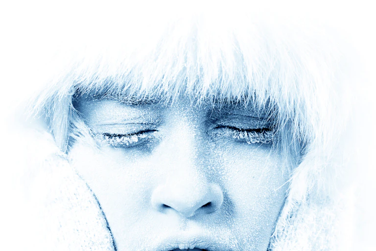 Visage blanc de gel d'une jeune femme