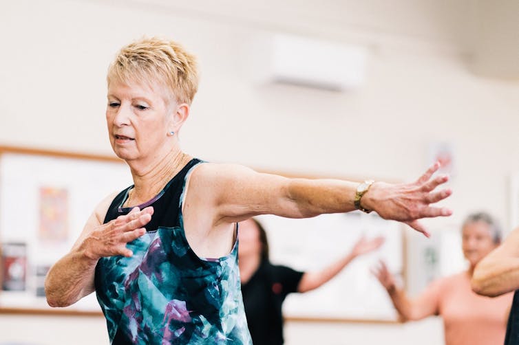 Femme plus âgée en cours de danse de groupe