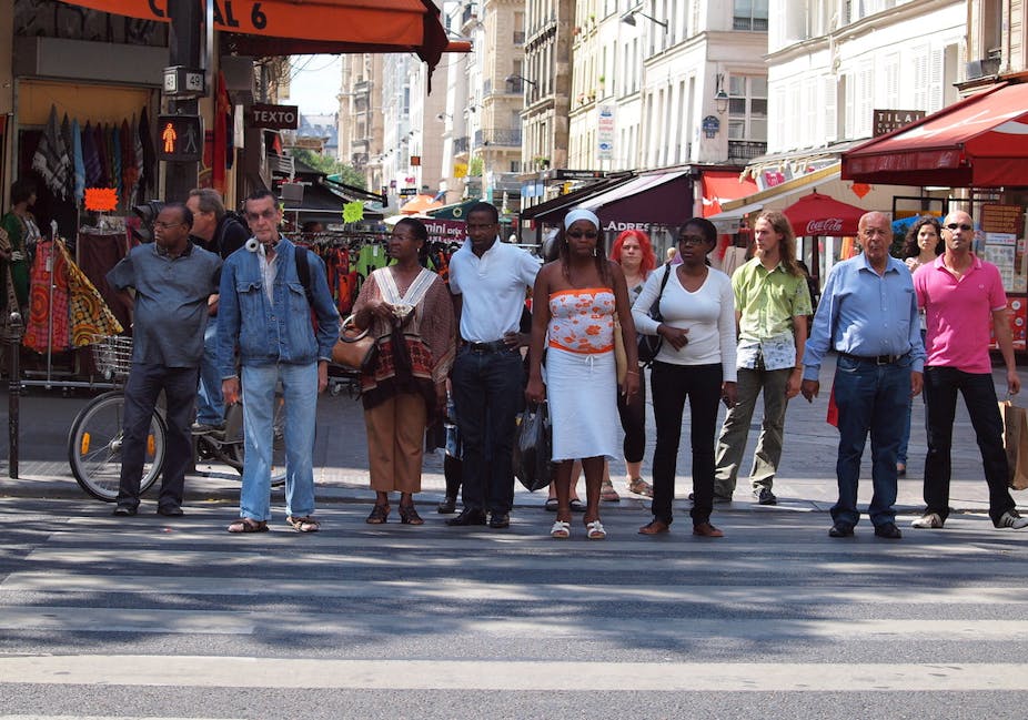 Personnes marchant dans une rue de Paris
