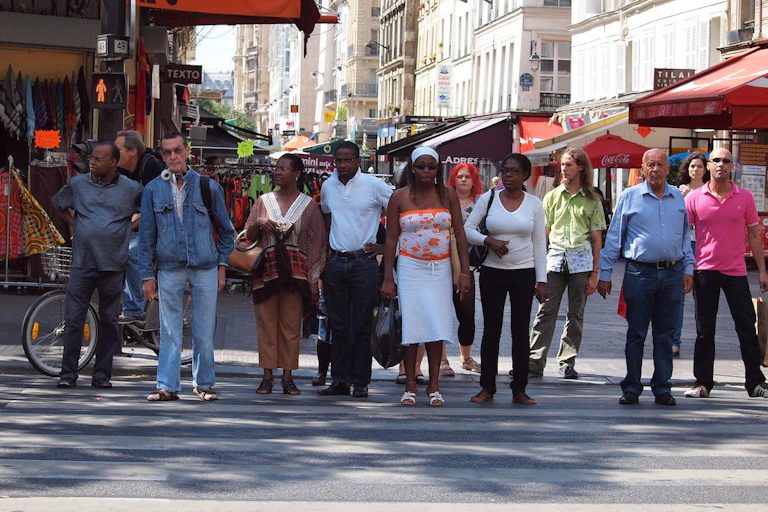 Personnes marchant dans une rue de Paris