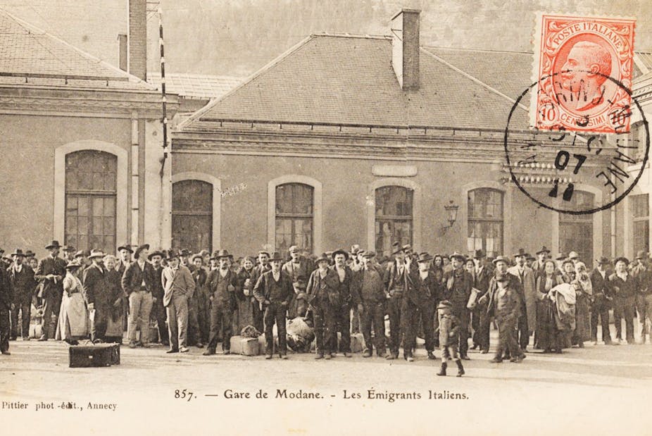 Émigrants italiens à la gare de Modane, à l'ouest de la frontière italienne.