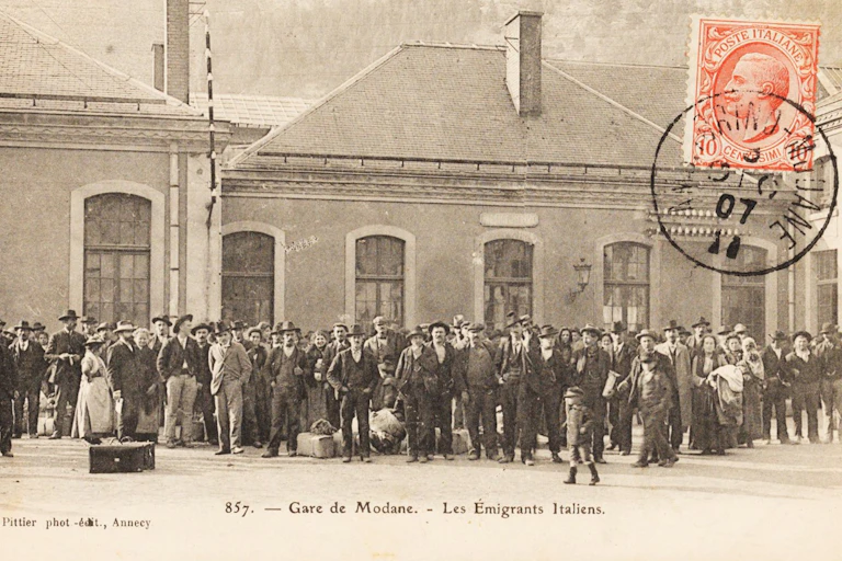 Émigrants italiens à la gare de Modane, à l'ouest de la frontière italienne.