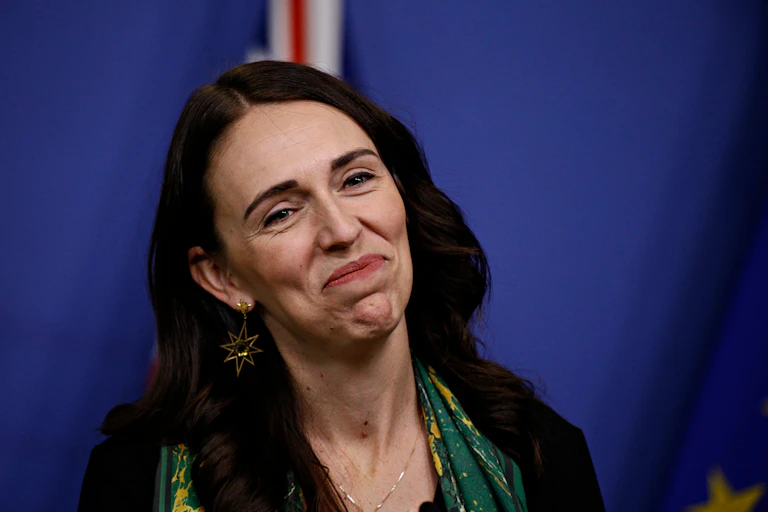 Jacinda Ardern en train de sourire pendant une conférence de presse