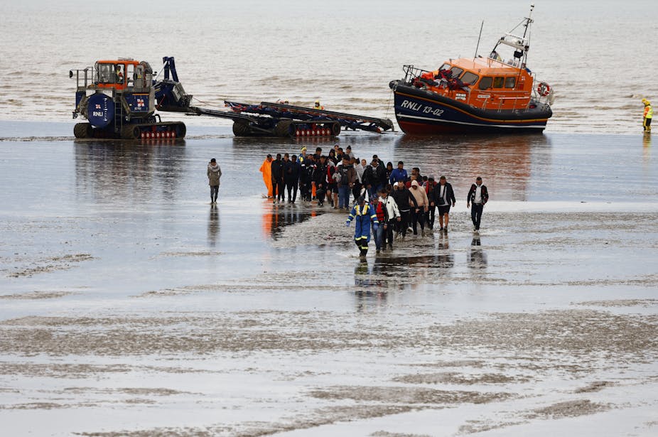Migrants arrivant sur une plage