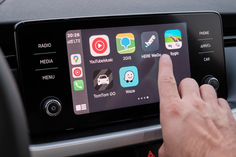 La pantalla del sistema de información y entretenimiento del automóvil con solo presionar un dedo