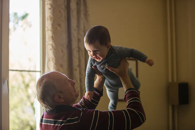 grand-père tient son petit fils