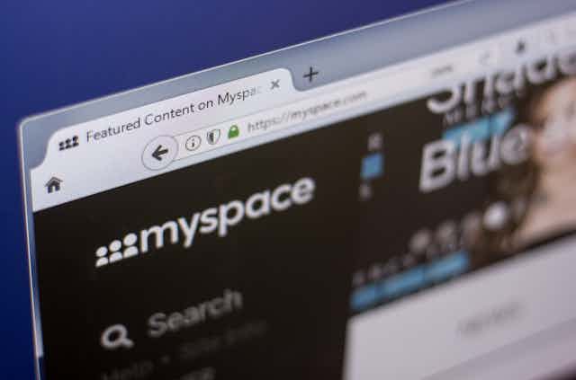 Uma tela de computador mostrando um logotipo do MySpace (três figuras abstratas em silhuetas)