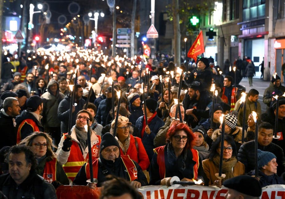 Des manifestants protestent contre le plan de réforme des retraites du gouvernement, à Marseille, le 17 janvier 2023.